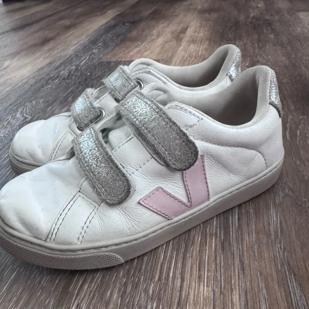 VEJA Esplar White Petal Silver Velcro Sneaker 2 kids - Picture 1 of 7